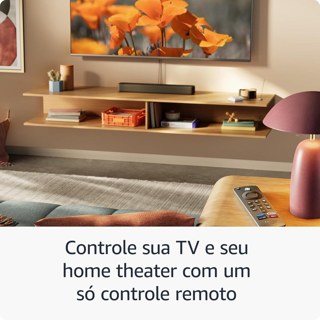 Sala de estar com Fire TV Stick HD funcionando — soundbar, controle por voz Alexa e ambiente integrado
