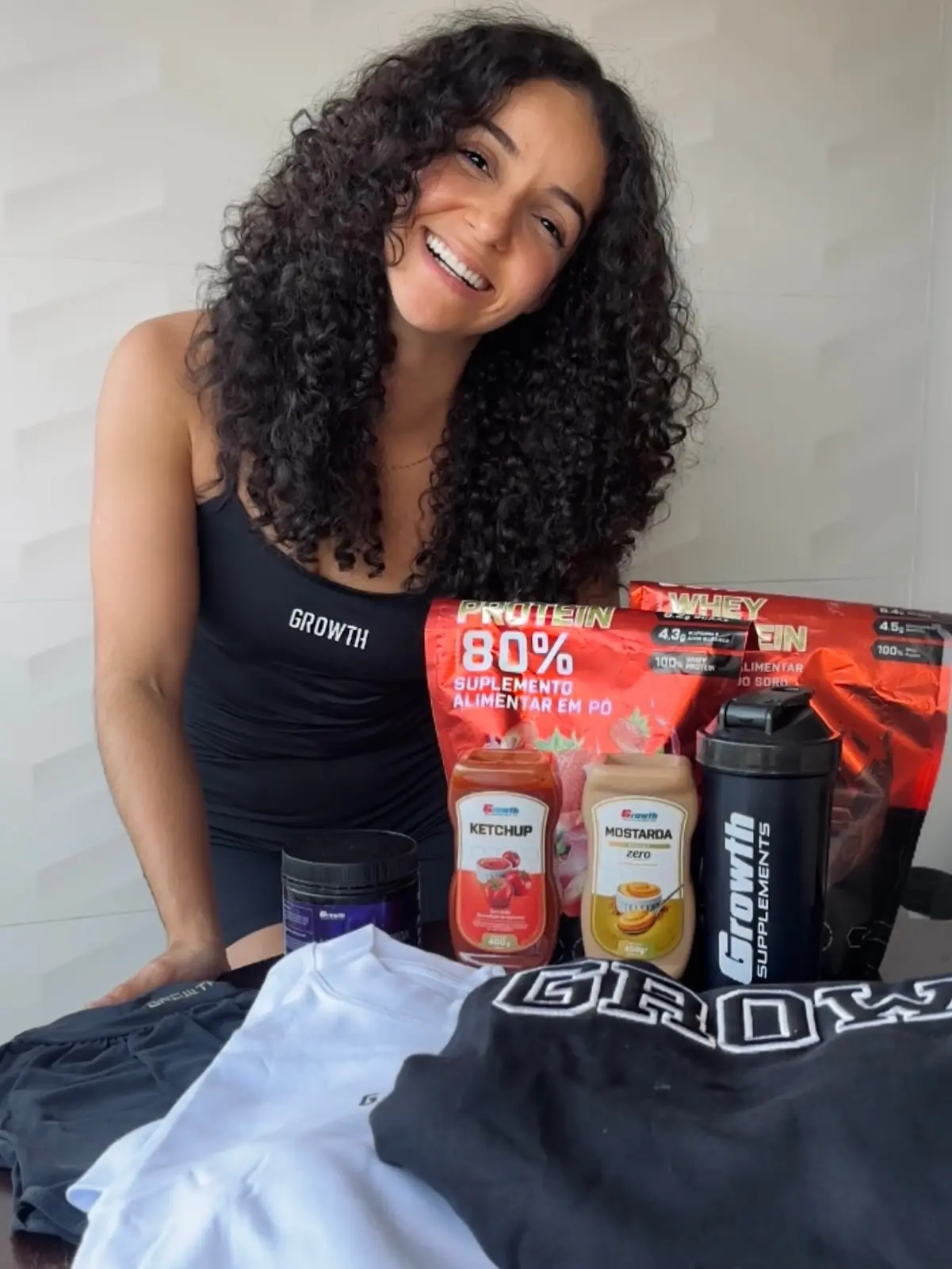 Foto real Carol — kit Growth com whey, whey jelly e shaker